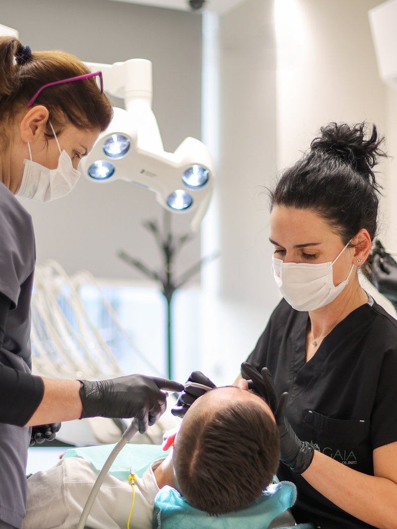 Due cliniciste di Gaia Dental Clinic durante un trattamento in studio a Tirana