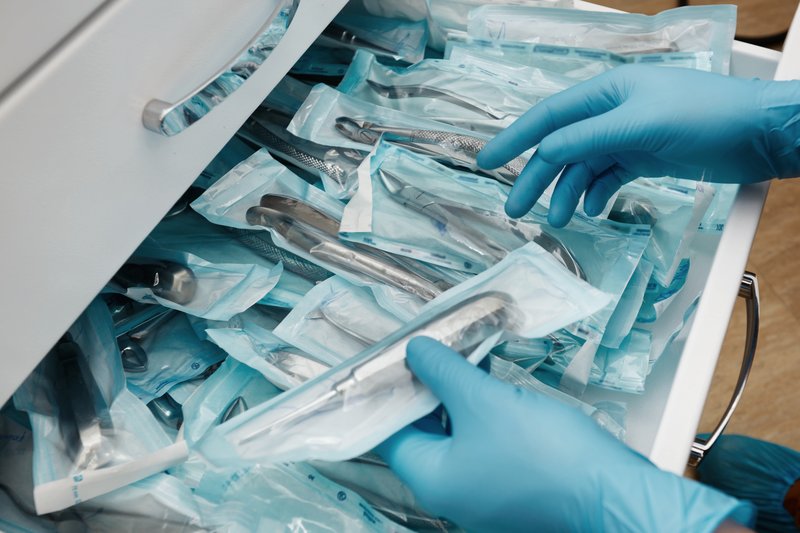 Strumenti dentali in fase di sterilizzazione documentata in clinica